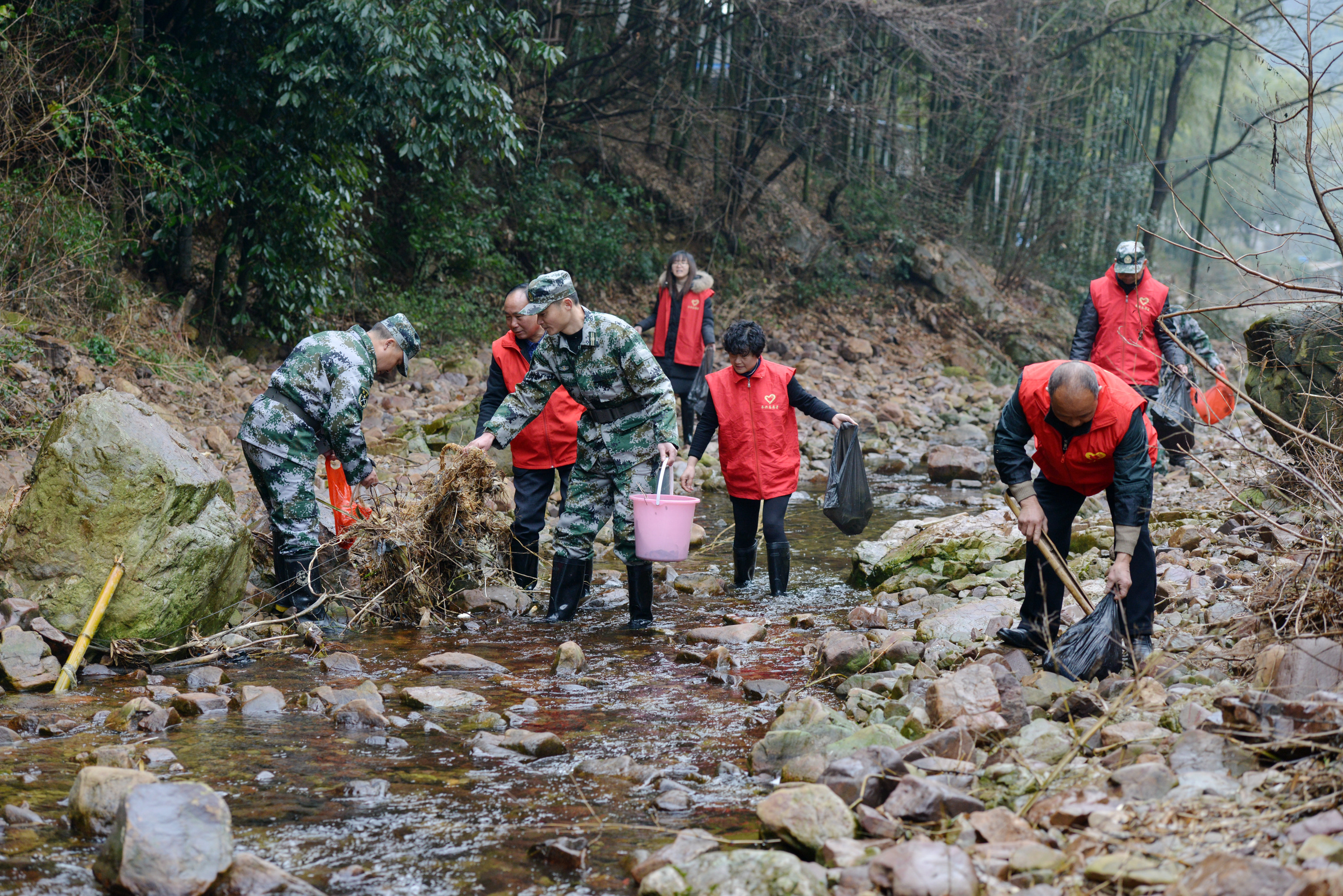 長興：長假過 治水忙 2月3日，春節(jié)上班第一天，長興縣水口鄉(xiāng)江排村的黨員干部和志愿者20余人正在清理河道垃圾。村里的黨員干部、巾幗志愿者等齊上陣，對全長8公里的核心河道進(jìn)行清理，以確保河道干凈整潔，有效改善村莊環(huán)境衛(wèi)生?？h委報道組 譚云俸 張澤民 攝.jpg