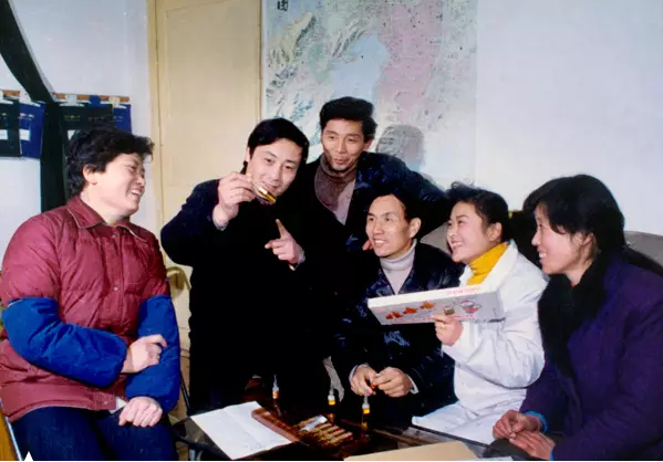 1990年，杭州最熱鬧的解放路畫廊展示的介紹娃哈哈廠的照片。宗慶后手持他的第一個產品、紅遍全國的娃哈哈兒童營養(yǎng)液，欣喜不已.png