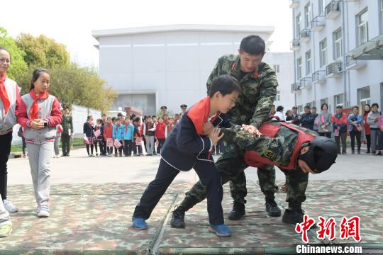 小男孩學(xué)習(xí)格斗技巧。　劉威 攝