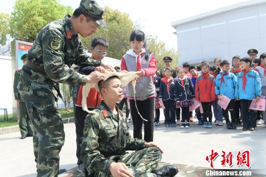 武警戰(zhàn)士為孩子演示急救方法?！⑼?攝