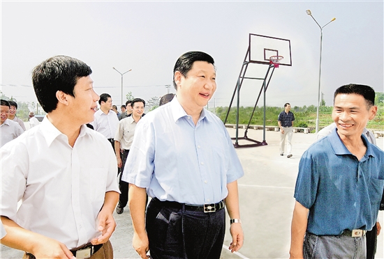 2005年6月17日，習(xí)近平在武義縣調(diào)研基層民主法治并到履坦鎮(zhèn)楊岸村察看群眾性文體活動。 本報記者 周詠南 攝