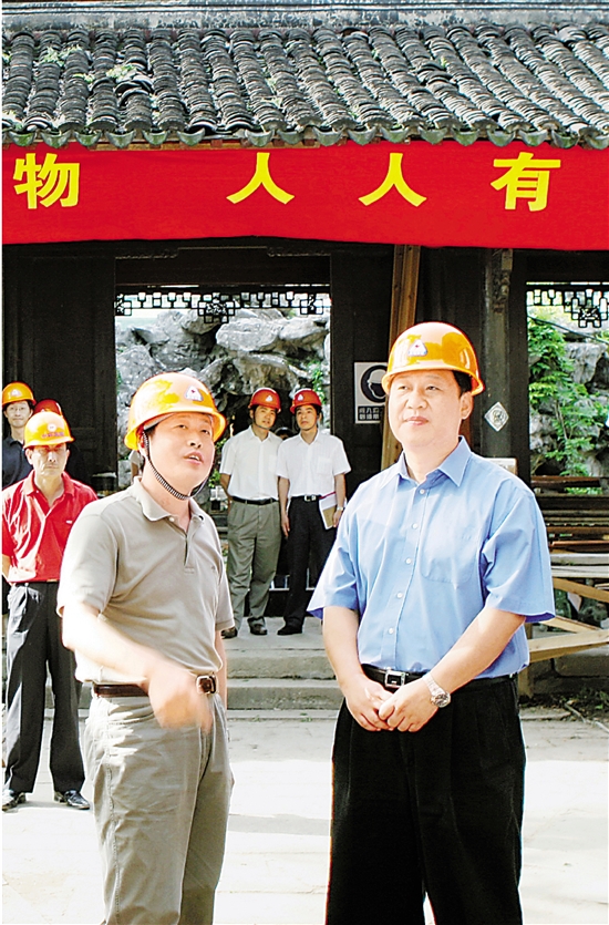 2006年6月10日，習(xí)近平在杭州專題調(diào)研文化遺產(chǎn)保護工作并慰問建設(shè)者。 本報記者 周詠南 攝
